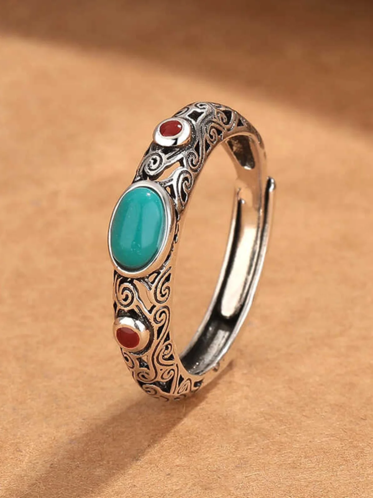 Silberfarbener Vintage Open Ring – Handgefertigter Ethno-Ring mit Türkis & roten Details