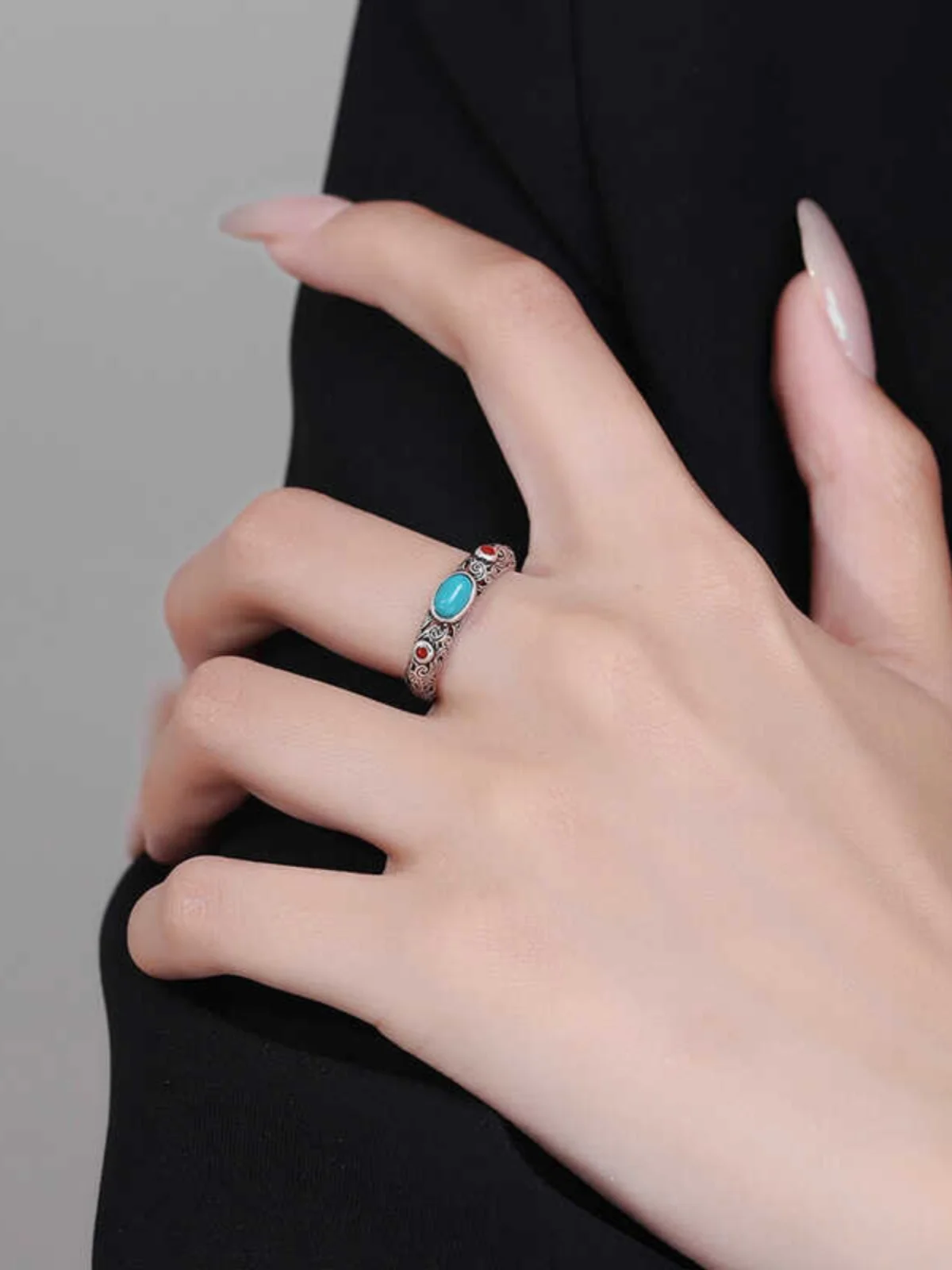 Silberfarbener Vintage Open Ring – Handgefertigter Ethno-Ring mit Türkis & roten Details – Bild 4