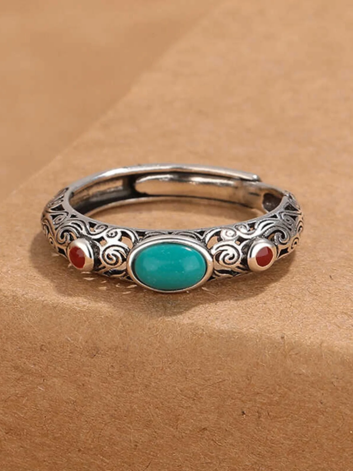 Silberfarbener Vintage Open Ring – Handgefertigter Ethno-Ring mit Türkis & roten Details – Bild 2