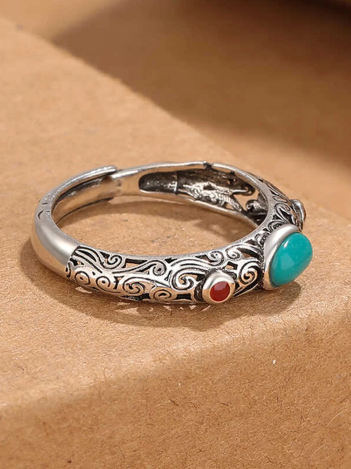 Silberfarbener Vintage Open Ring – Handgefertigter Ethno-Ring mit Türkis & roten Details – Bild 3