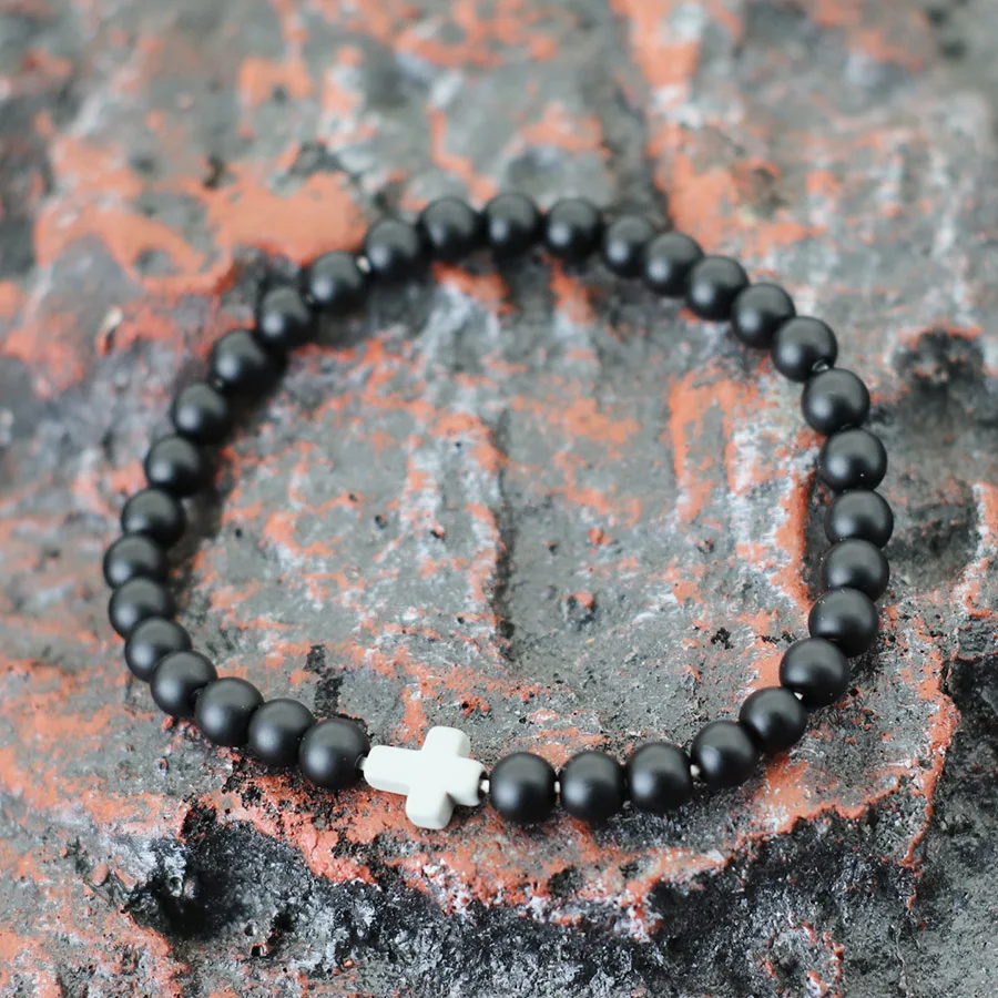 Minimalistisches 6mm Onyx Kreuz Armband – Unisex Naturstein Howlith & Matte Perlen – Bild 5