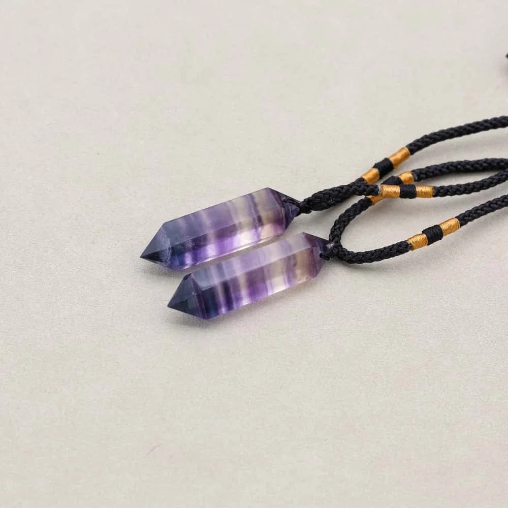 Natürlicher Fluorit-Anhänger | Handgeschliffenes Quarzkristall-Pendant in Tropfenform – Bild 4