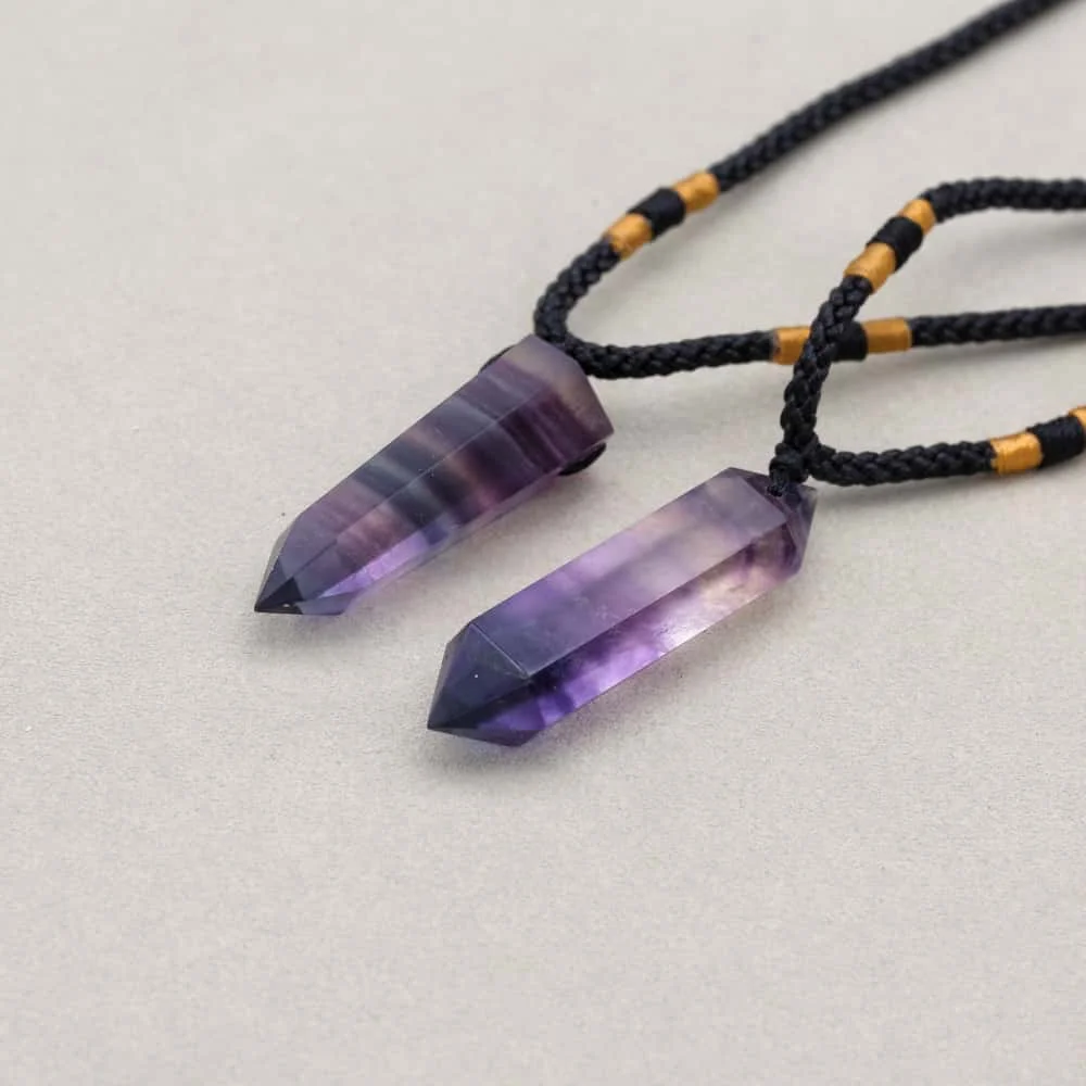 Natürlicher Fluorit-Anhänger | Handgeschliffenes Quarzkristall-Pendant in Tropfenform – Bild 6