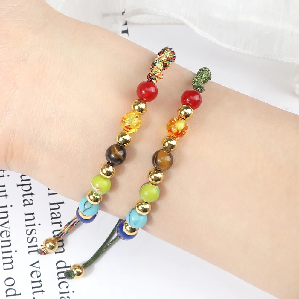 7 Chakra Armband – Geflochtenes Naturstein-Armband mit goldfarbenen Perlen – Bild 3