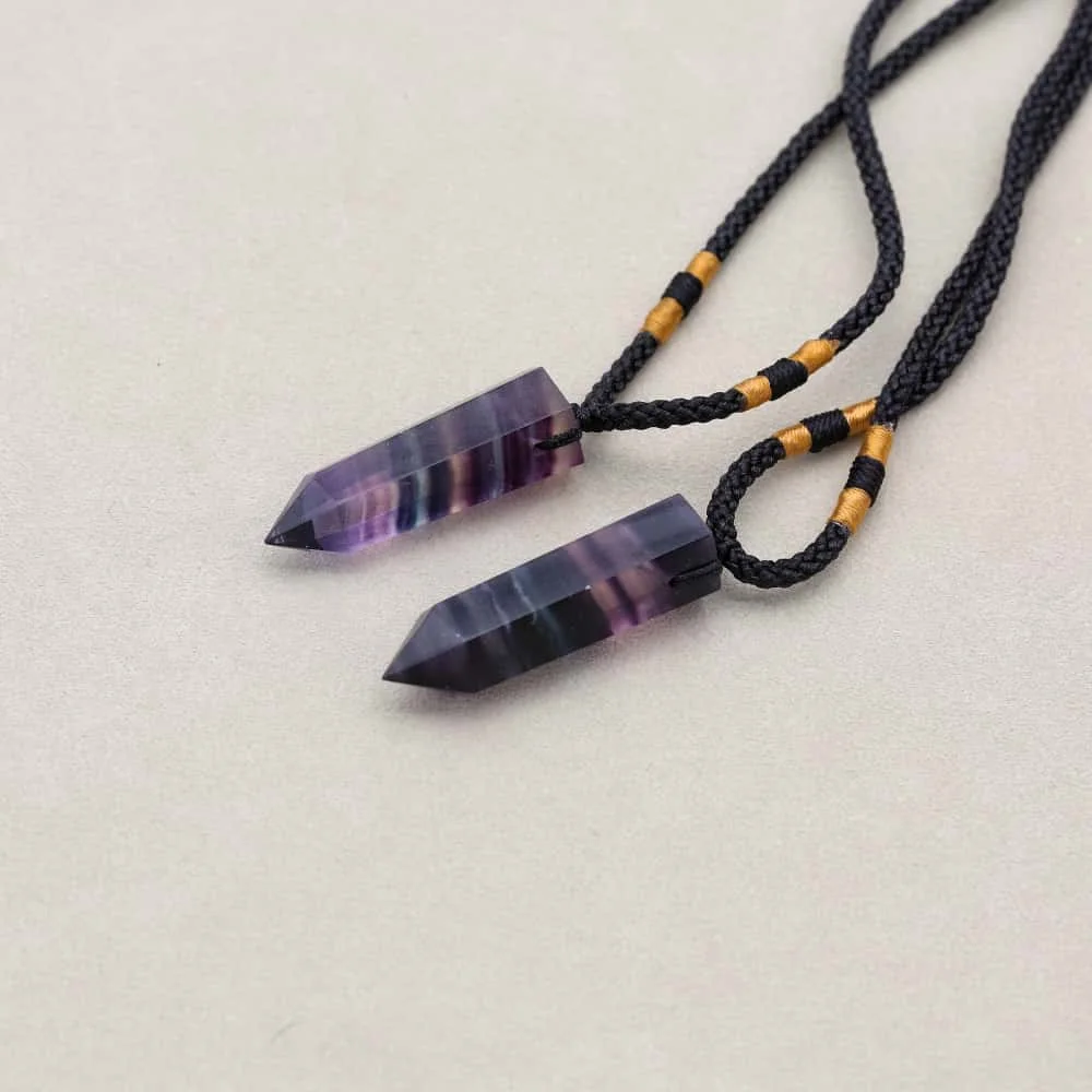 Natürlicher Fluorit-Anhänger | Handgeschliffenes Quarzkristall-Pendant in Tropfenform – Bild 7