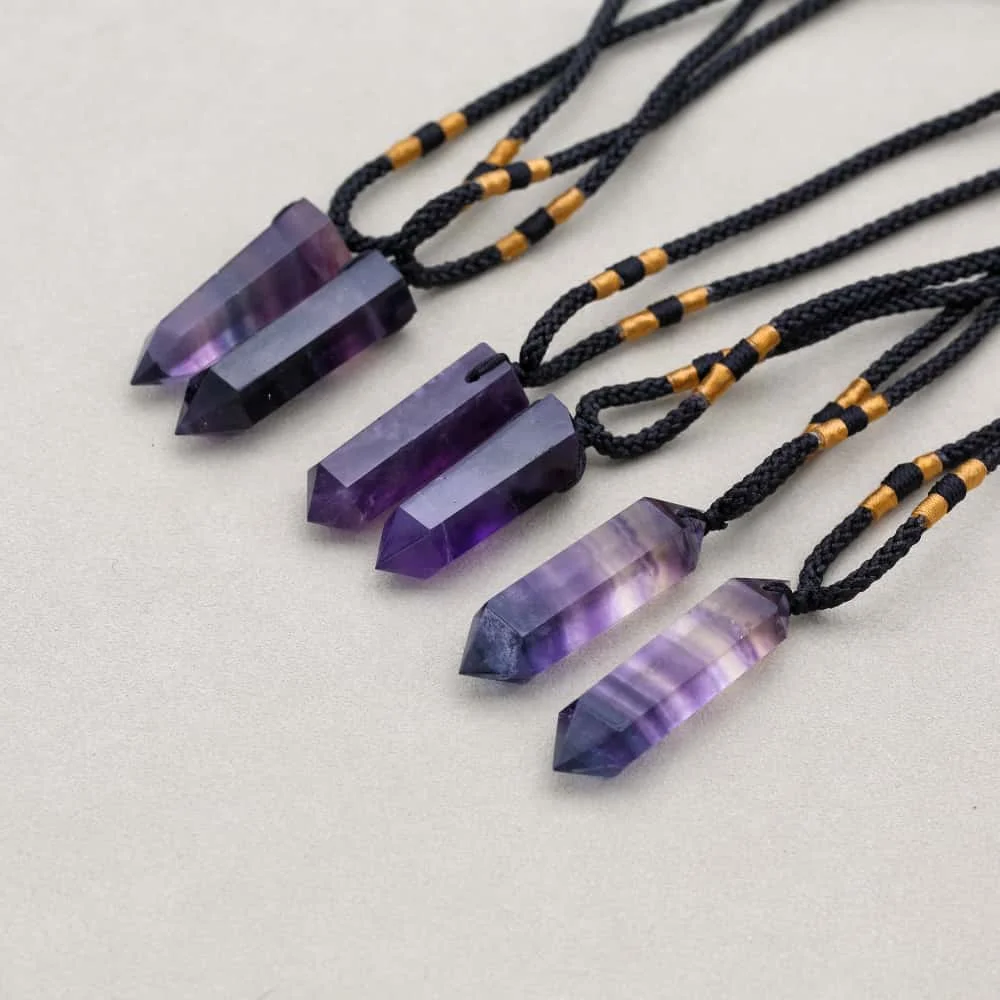 Natürlicher Fluorit-Anhänger | Handgeschliffenes Quarzkristall-Pendant in Tropfenform