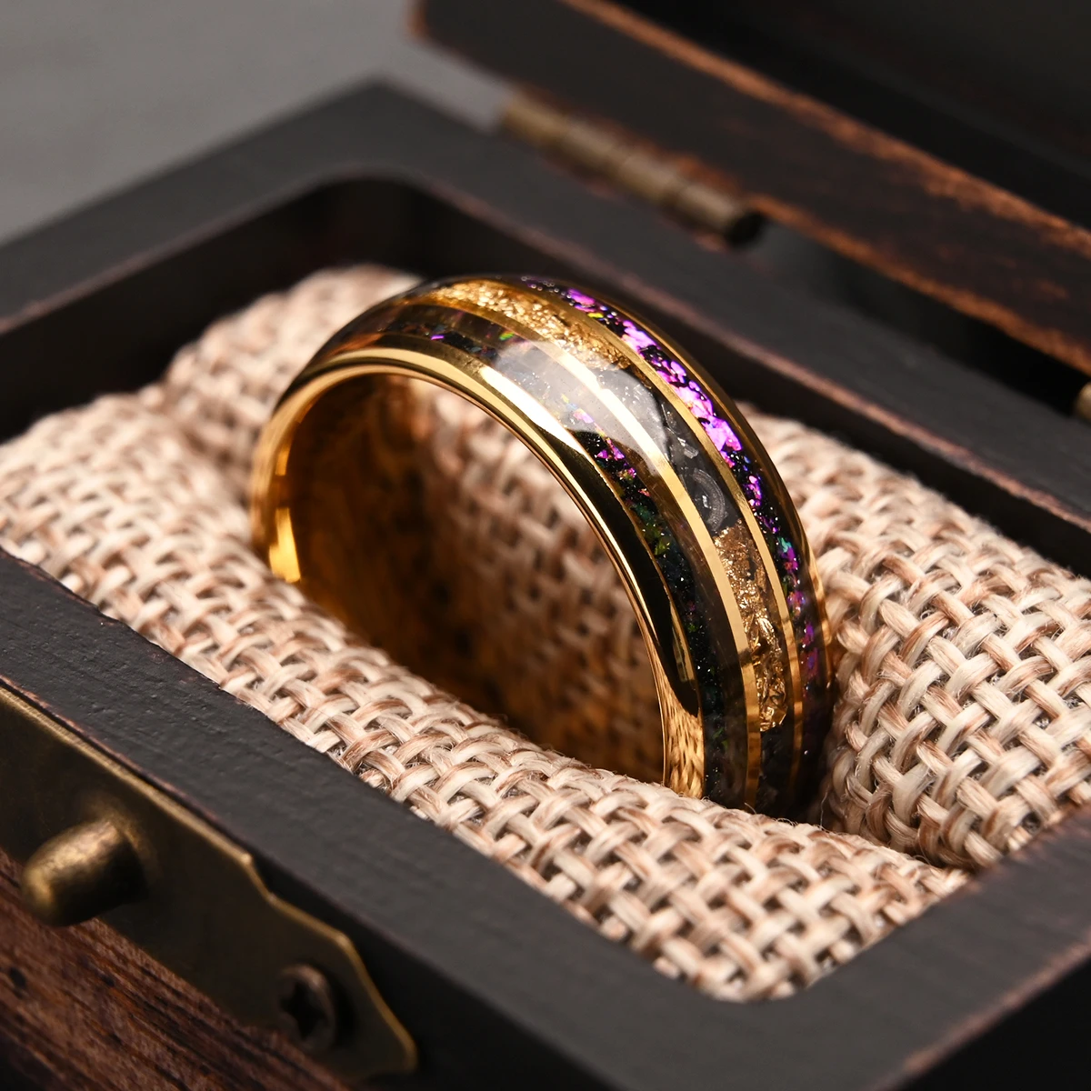 Herrenring aus Wolframkarbid mit 18K Vergoldung & Amethyst-Optik – Bild 5