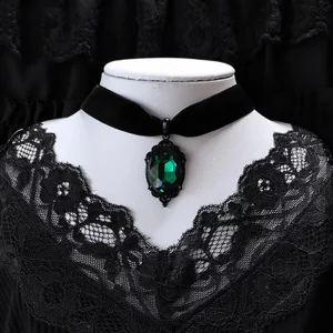 Gothic Venom Crystal Cameo Velvet Choker – Grüner Kristall Hexen-Halsreif im Neo-Gothic Stil