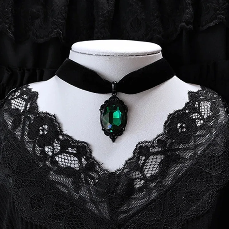 Gothic Venom Crystal Cameo Velvet Choker – Grüner Kristall Hexen-Halsreif im Neo-Gothic Stil