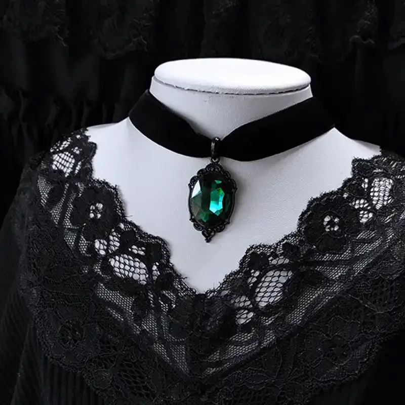 Gothic Venom Crystal Cameo Velvet Choker – Grüner Kristall Hexen-Halsreif im Neo-Gothic Stil – Bild 2