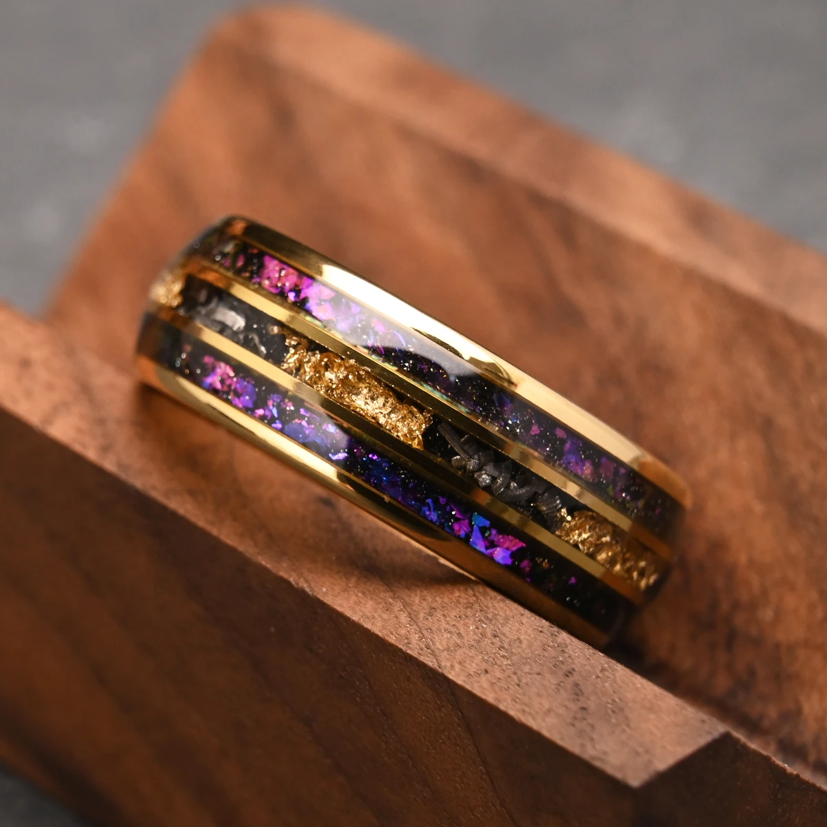 Herrenring aus Wolframkarbid mit 18K Vergoldung & Amethyst-Optik – Bild 6