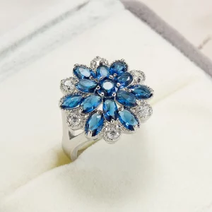 Silberfarbener Ring mit Blauer Blume & Großem Zirkonia