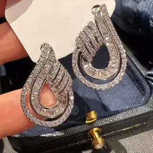 Silberfarbene Ohrstecker mit Strahlenden Zirkonia